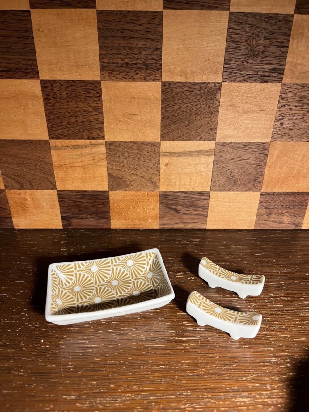 Daisy Pattern Soy Sauce Bowl and Chopstick Rests